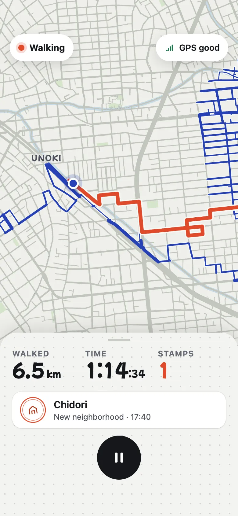 The recording screen: a live map, your distance, and the stamps you get on the way.